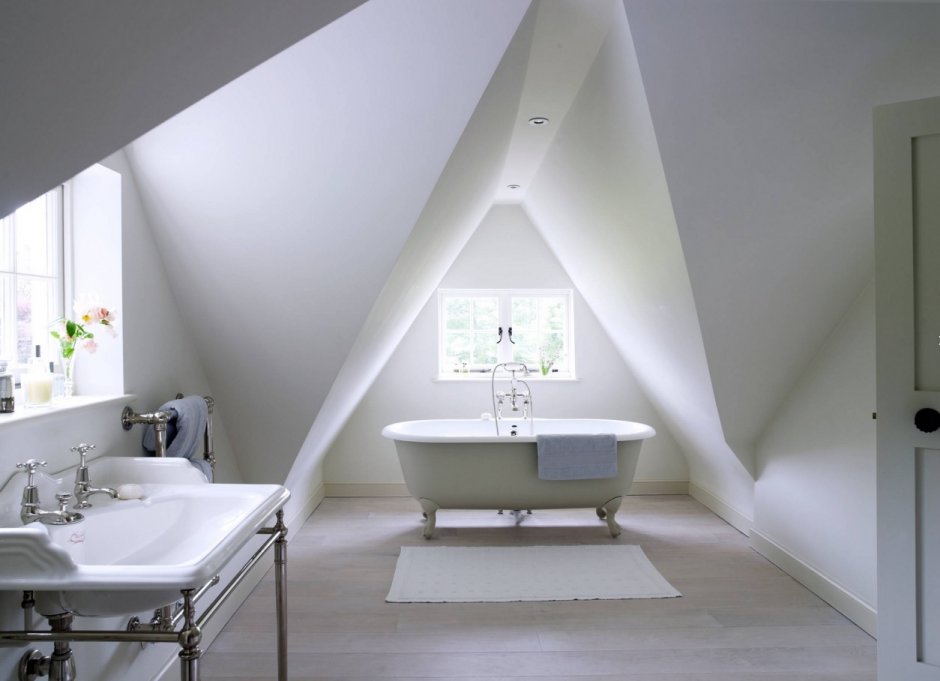 Ванные комнаты с треугольной ванной