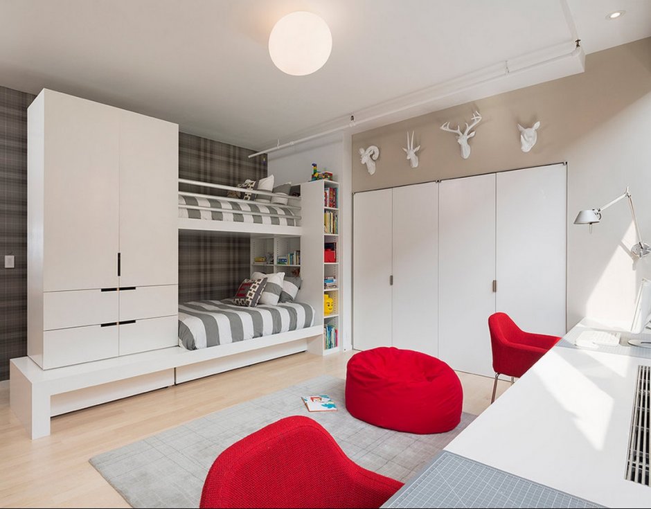 Детская комната 12 кв м для двоих с двухъярусной кроватью и шкафами