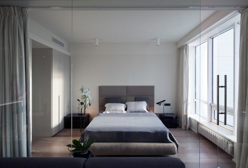 Маленькая спальня со стеклянной перегородкой