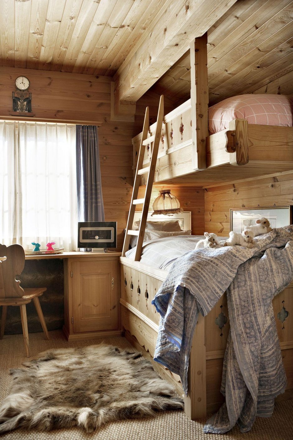 Интерьер маленькой комнаты в деревянном доме (34 фото)