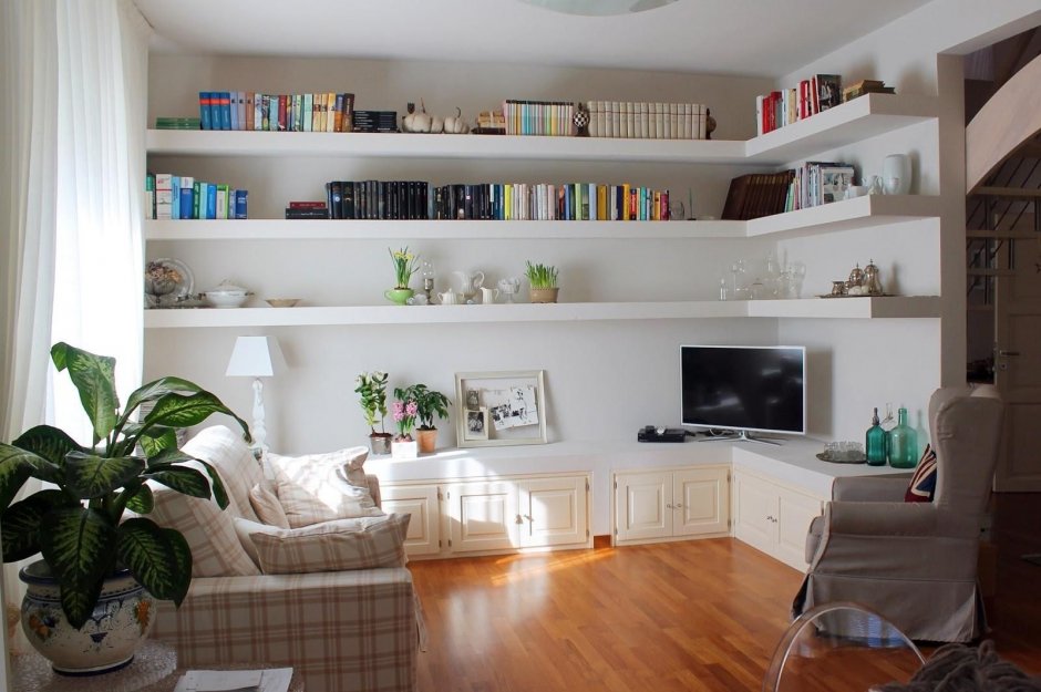 Книжные стеллажи в интерьере маленькой квартиры