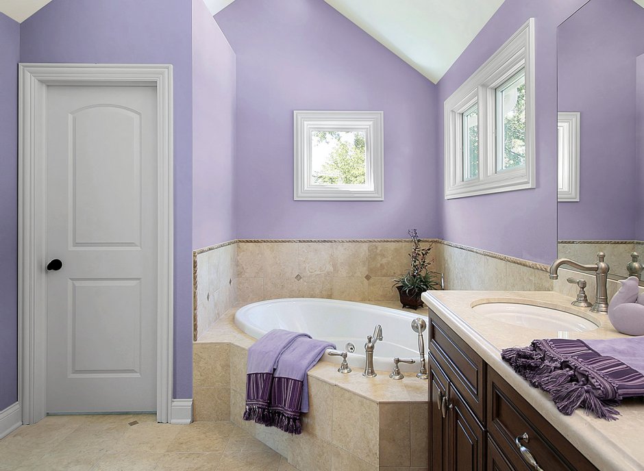 Лавандовый цвет в интерьере ванной комнаты