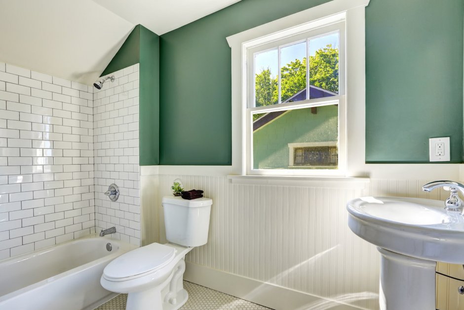Ванная с зелеными крашеными стенами и белой плиткой