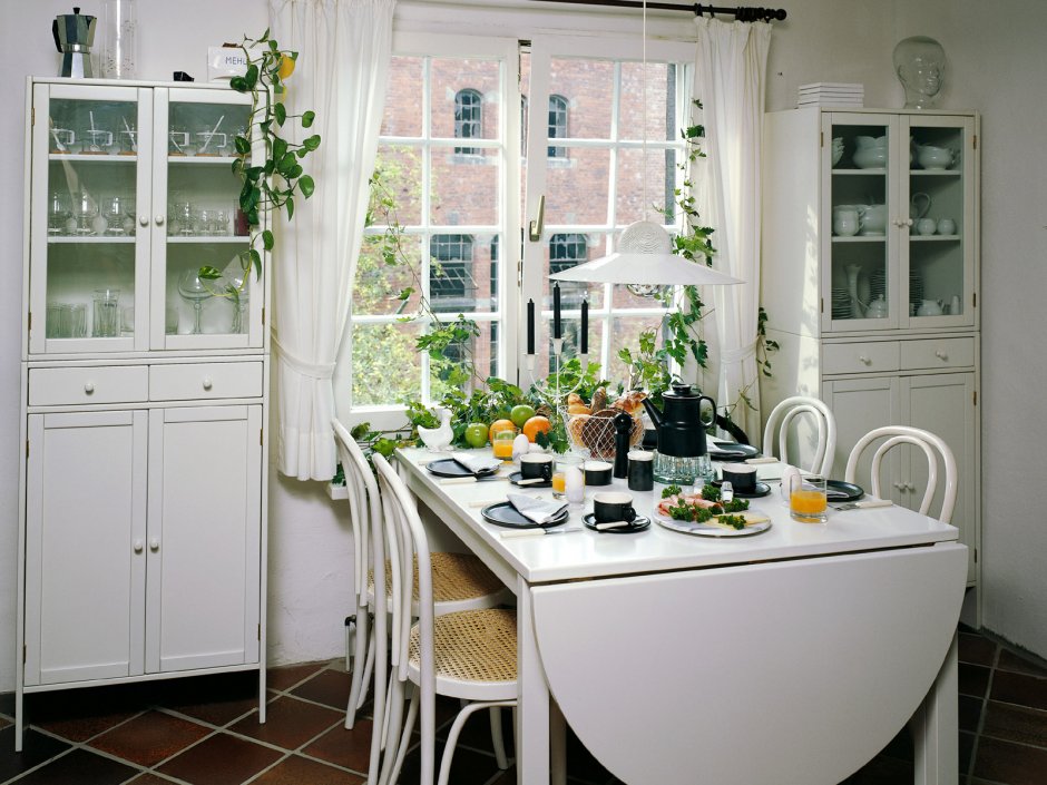 Кухня с обеденной зоной у окна