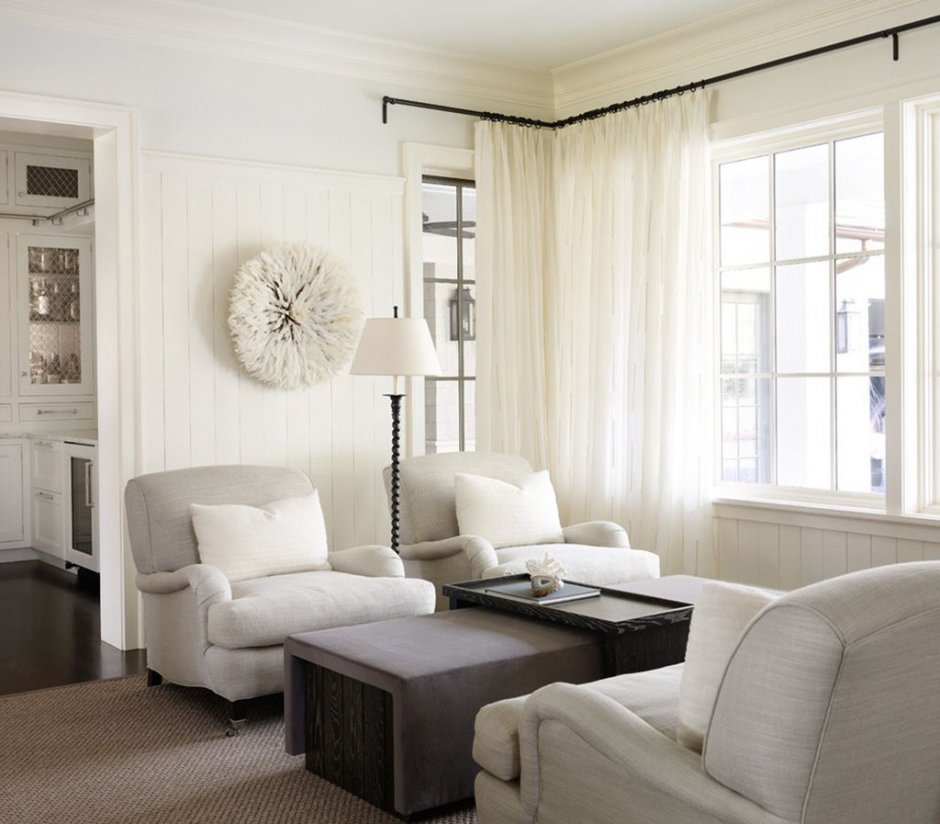 Белые шторы в интерьере гостиной классического стиля