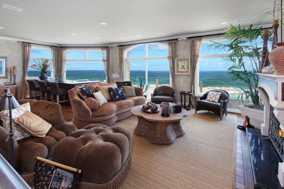 Интерьер гостиной с видом на море