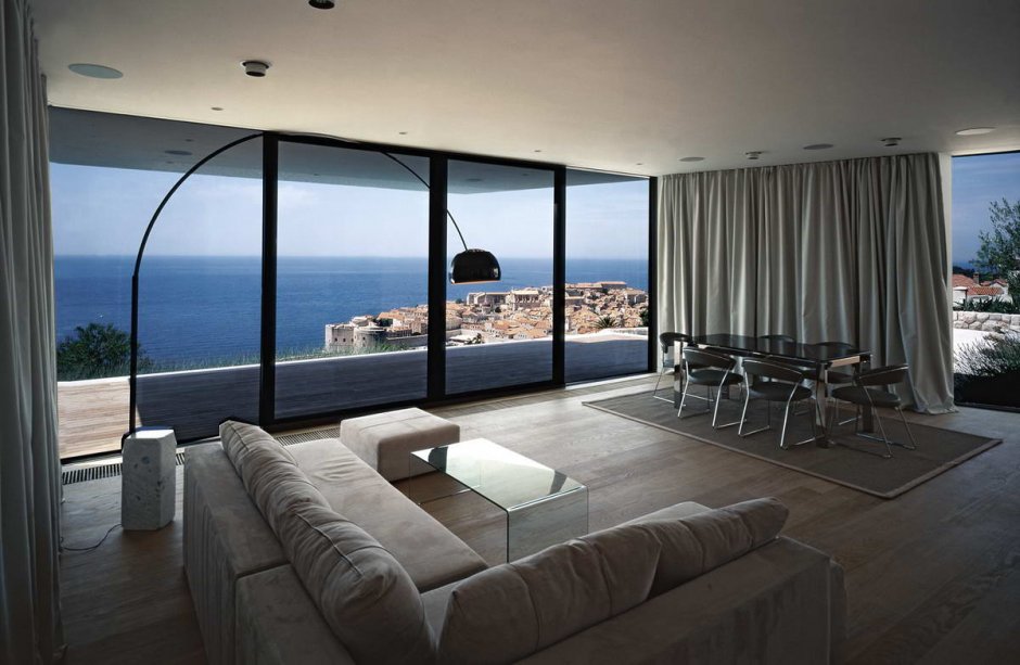 Гостиная с панорамными окнами с видом на море