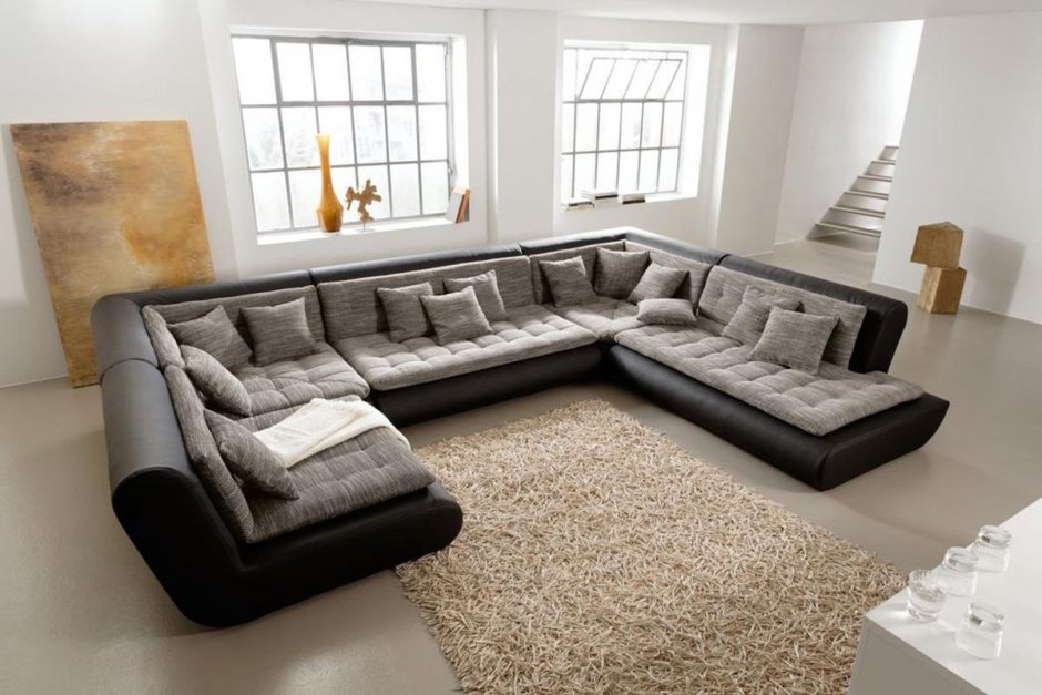 Огромный диван в гостиную