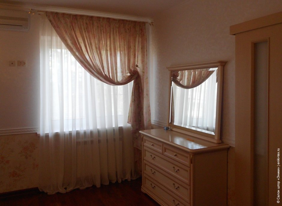 Современные шторы с ламбрекеном для зала