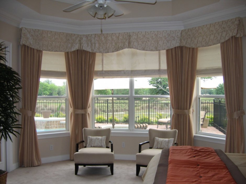 Необычные шторы для гостиной в современном стиле