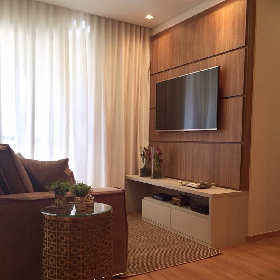 расположение телевизора в гостиной с двумя окнами