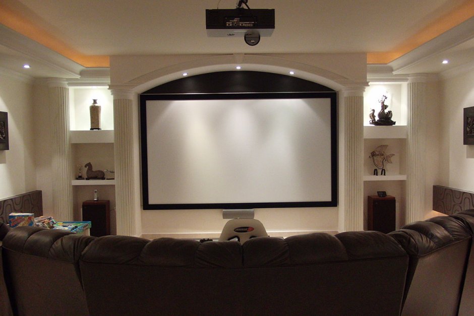 Домашний кинотеатр в спальне с проектором