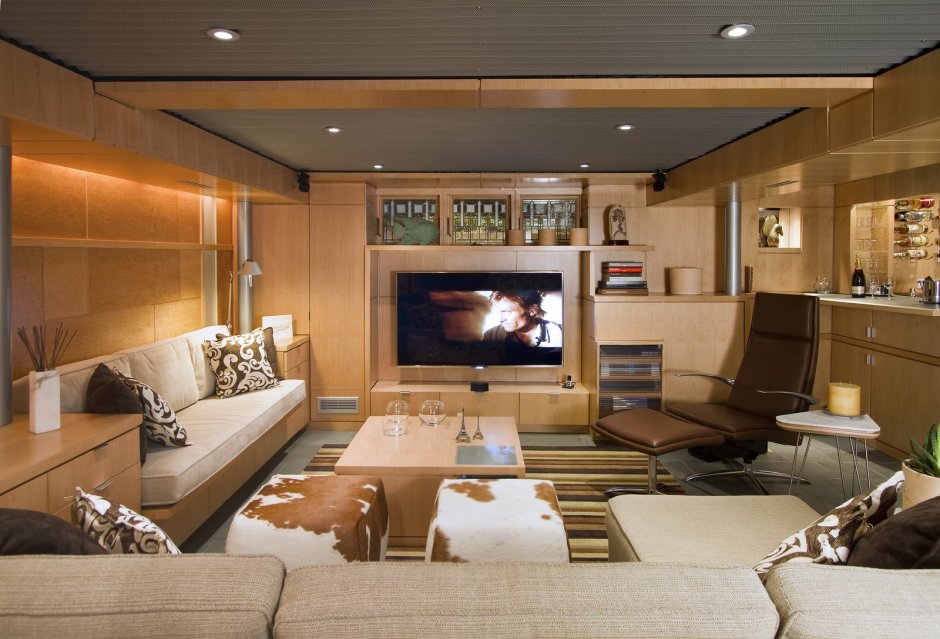 Уютная комната с баром и телевизором