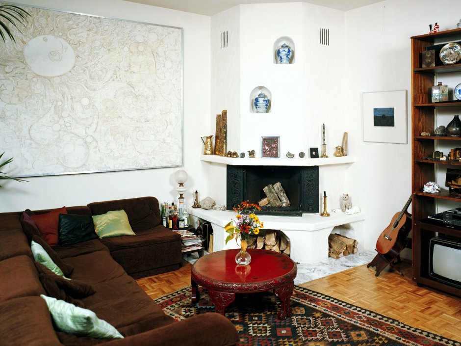 Интерьер гостиной в квартире с камином в углу