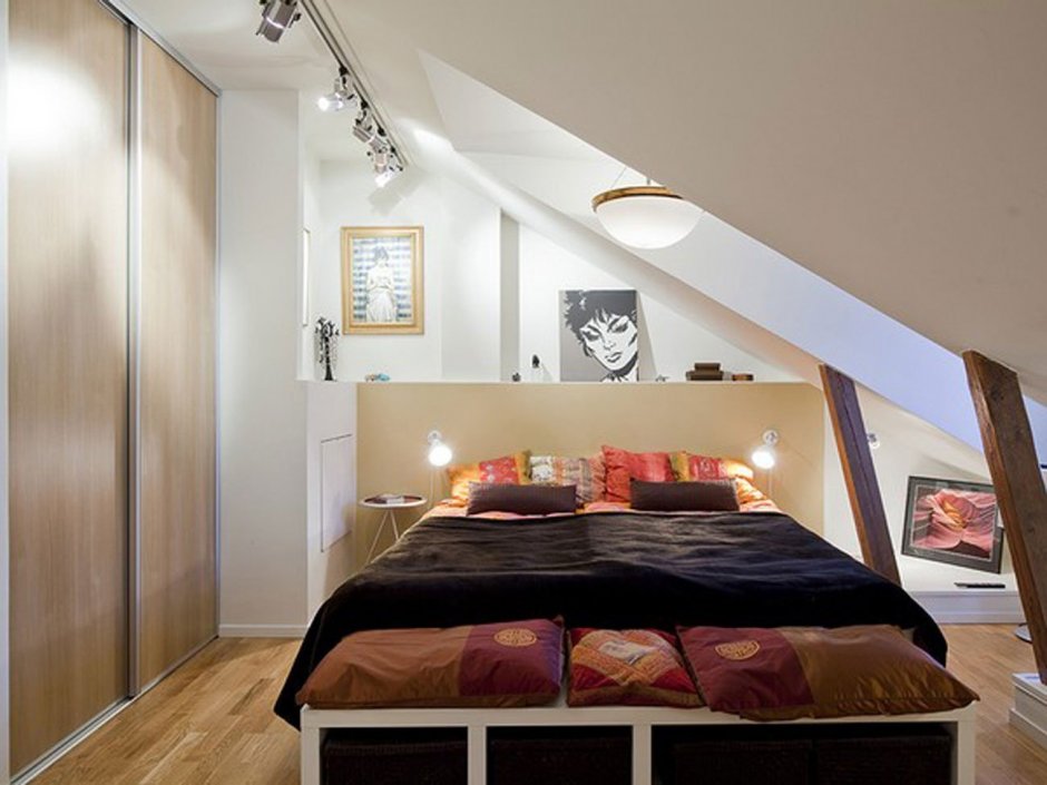 Дизайн спальни со скошенным потолком в полоску