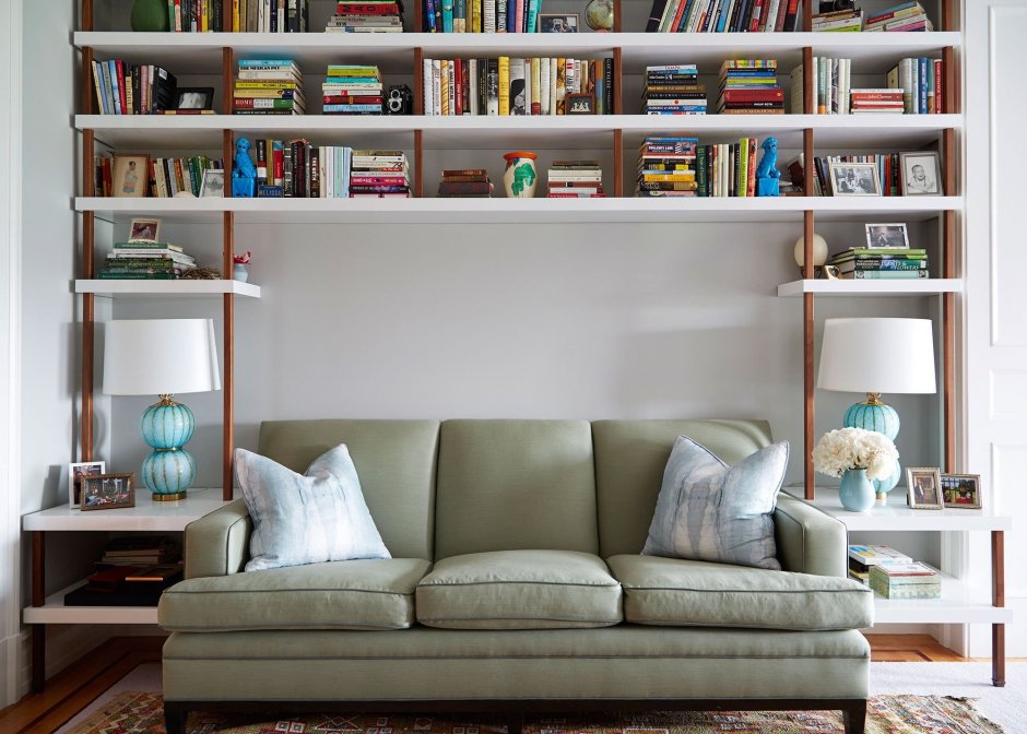 Книжный стеллаж над диваном