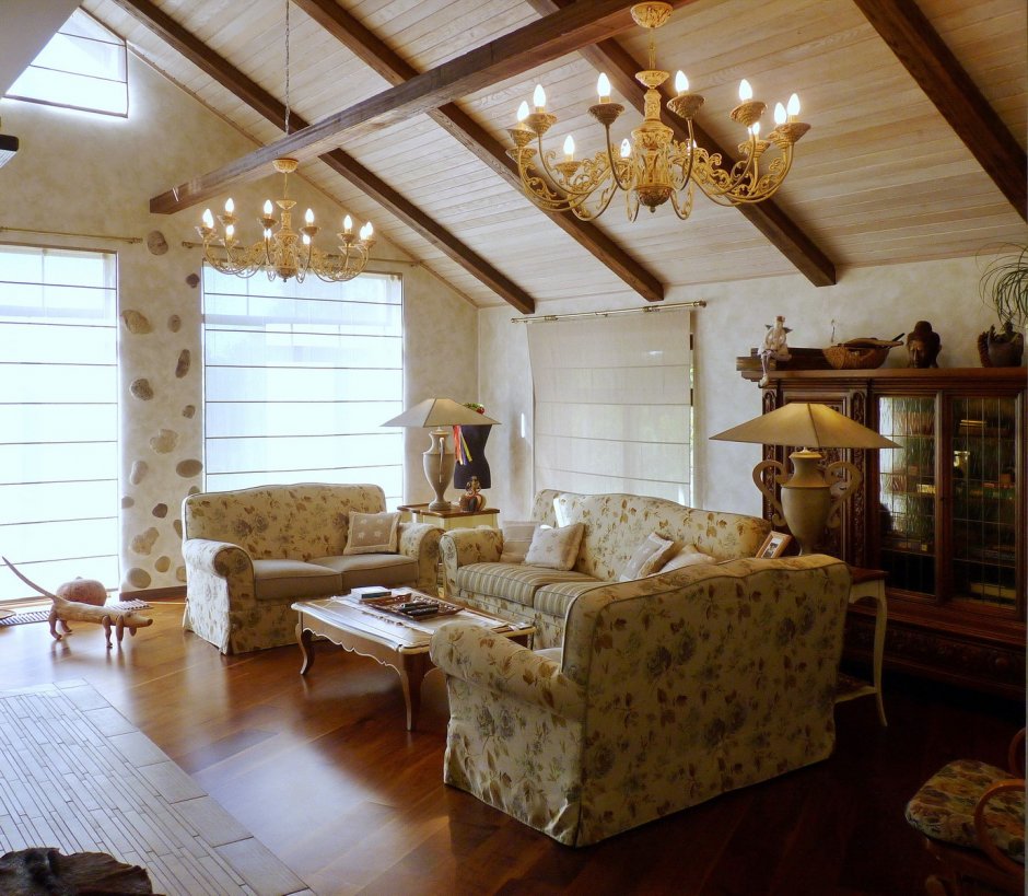 Гостиная в прованском стиле в деревянном доме