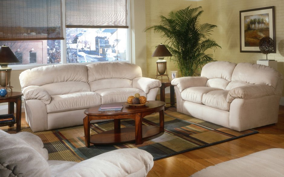 Интерьер зала с кожаным белым диваном