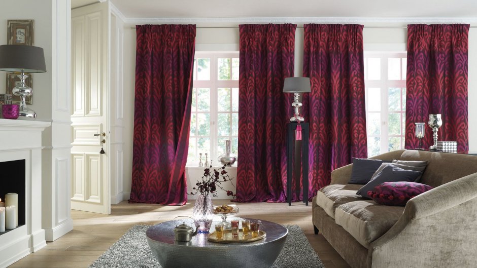 Бордовые шторы в интерьере гостиной в классическом стиле