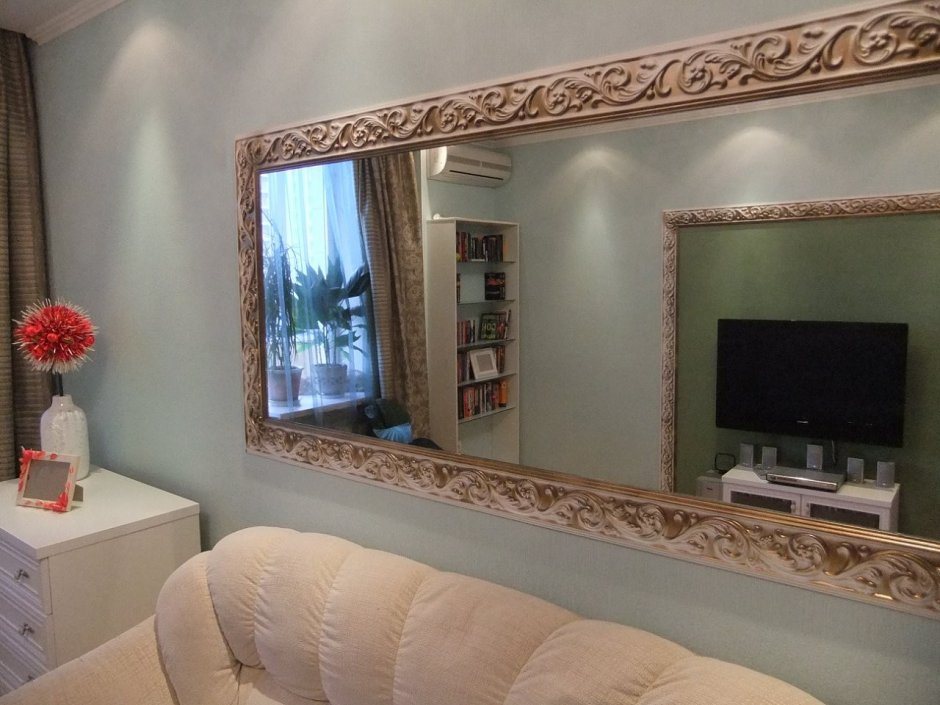 Большое зеркало в гостиной