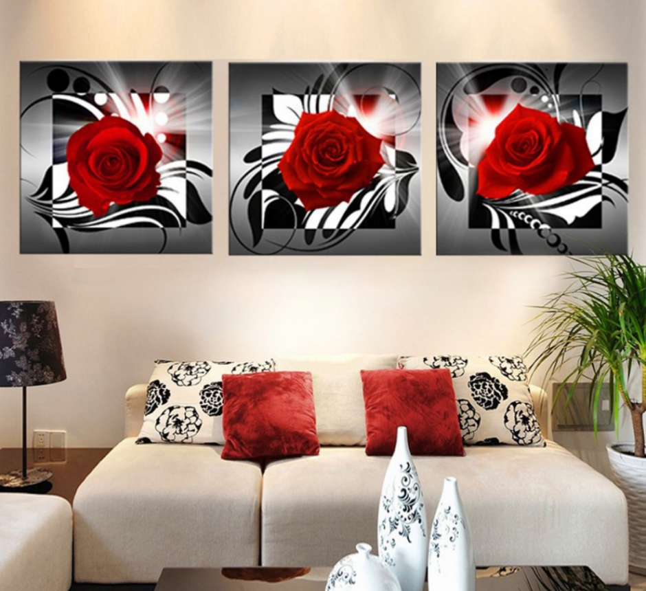 Триптих в интерьере розы