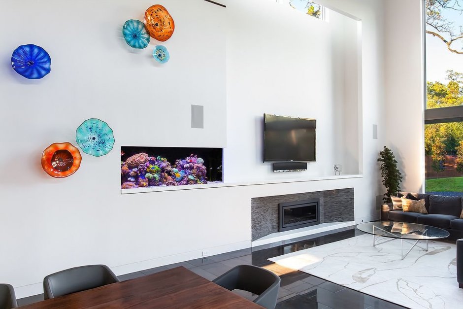 Телевизор и аквариум в гостиной