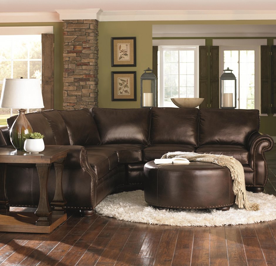 Темно коричневый диван