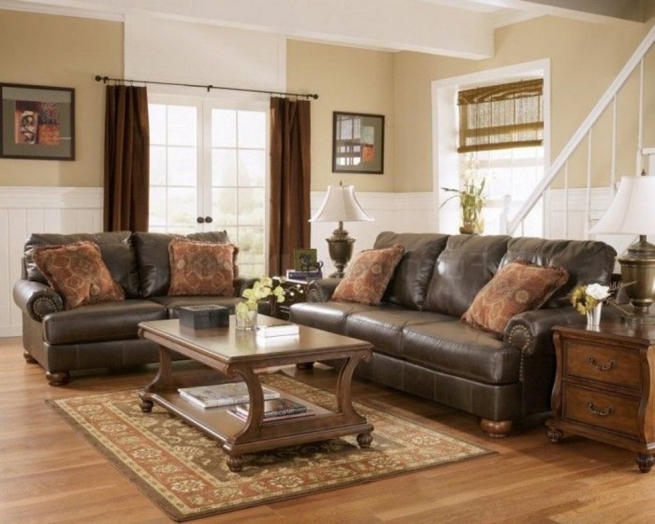 Темно коричневый кожаный диван в интерьере