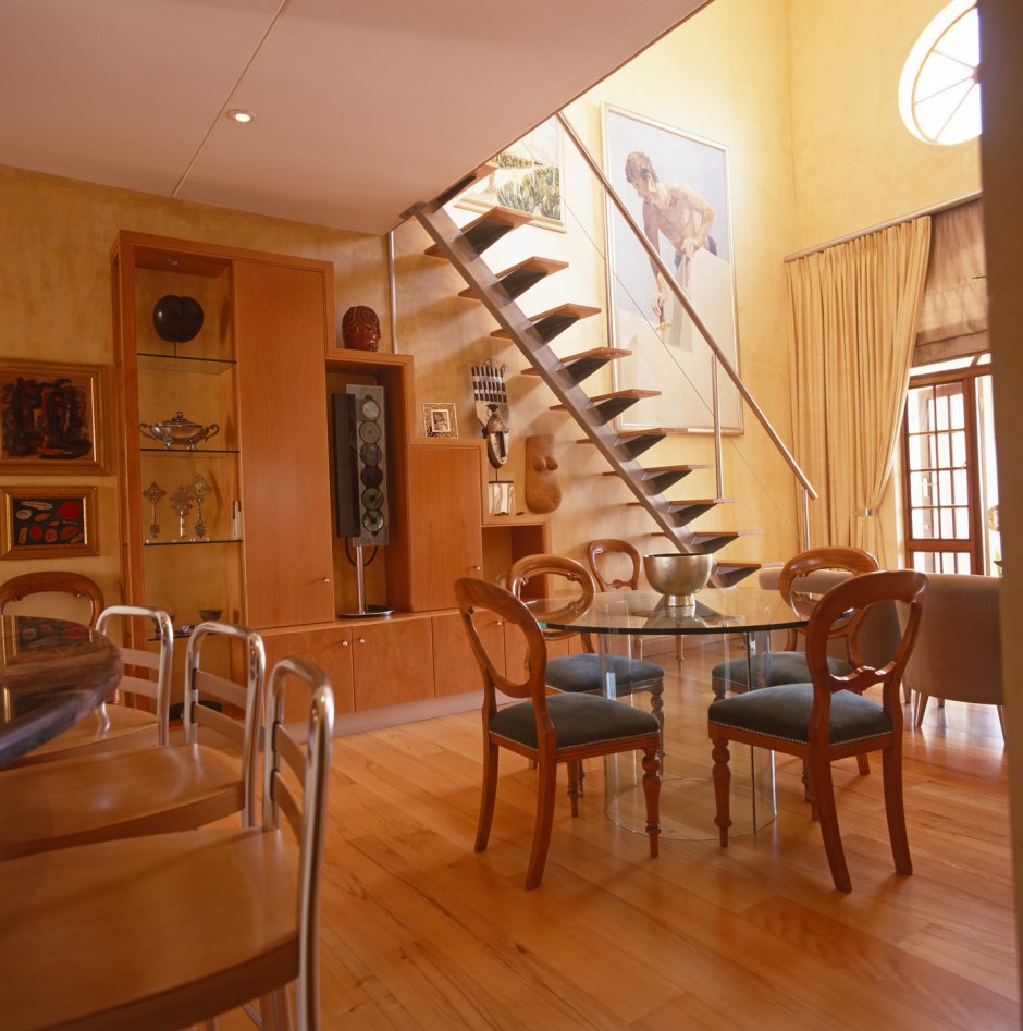 Интерьеры гостиных и столовых с лестницей