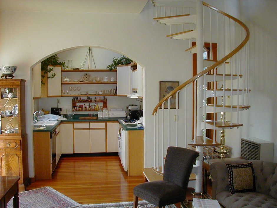 Кухня гостиная с винтовой лестницей