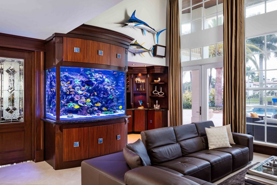 Гостинная с диваном и аквариумом