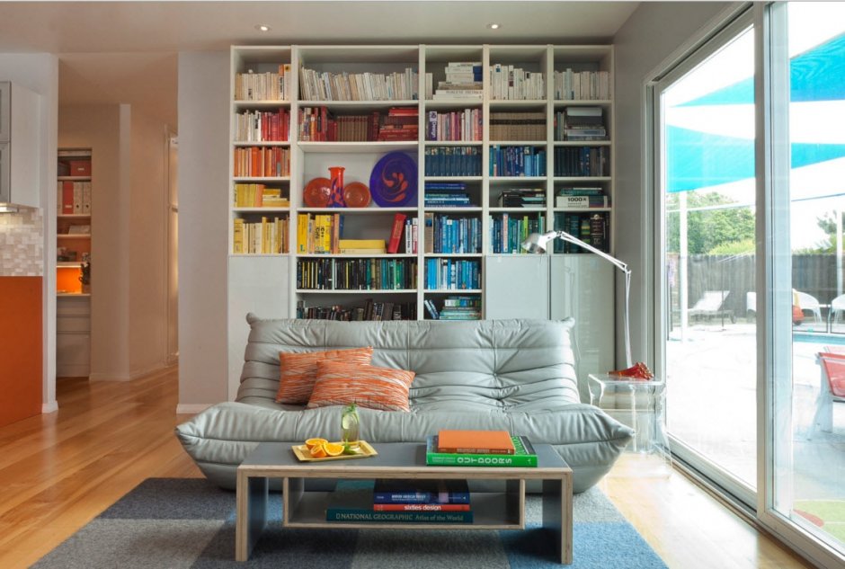 Книжные стеллажи в интерьере современной гостиной