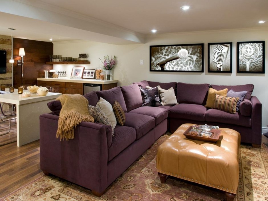Фиолетовый диван в бежевом интерьере гостиной 3х5