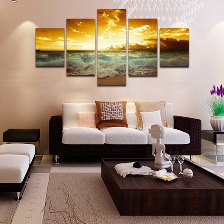 Картины в интерьере гостиной над диваном