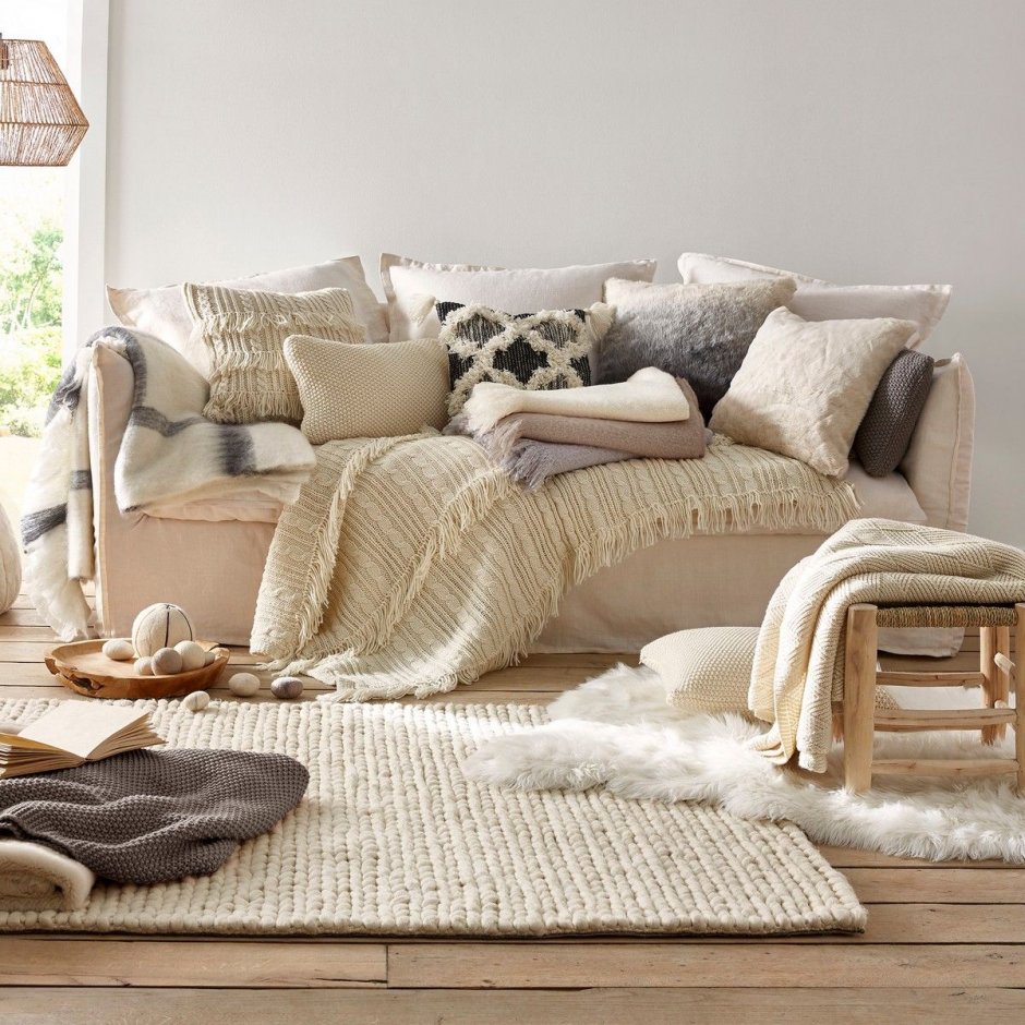 Уютный диван с подушками
