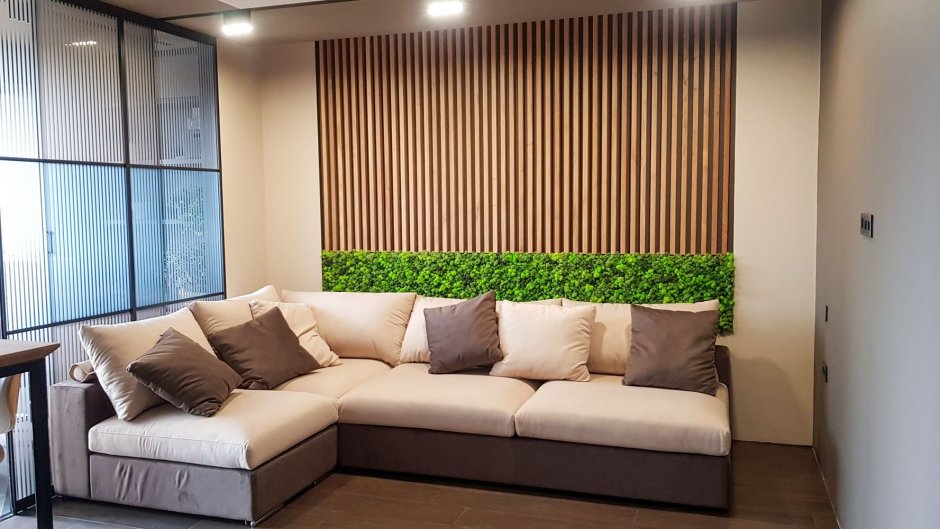 Деревянные рейки на стене за диваном