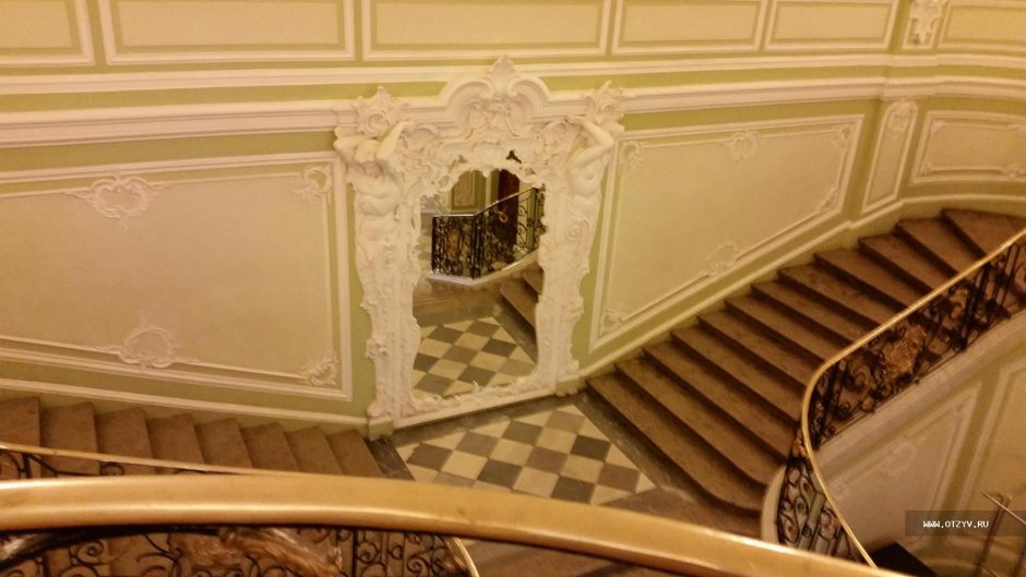 Парадная лестница дворца Белосельских