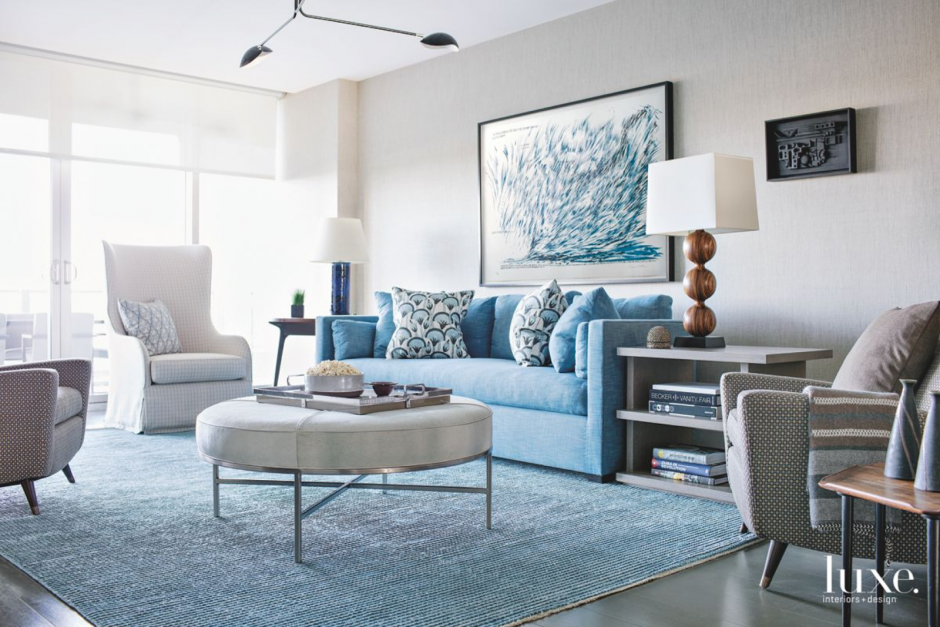 Синий диван в серой гостиной (35 фото)