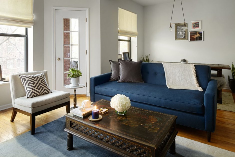 Синий диван и оливковые стены