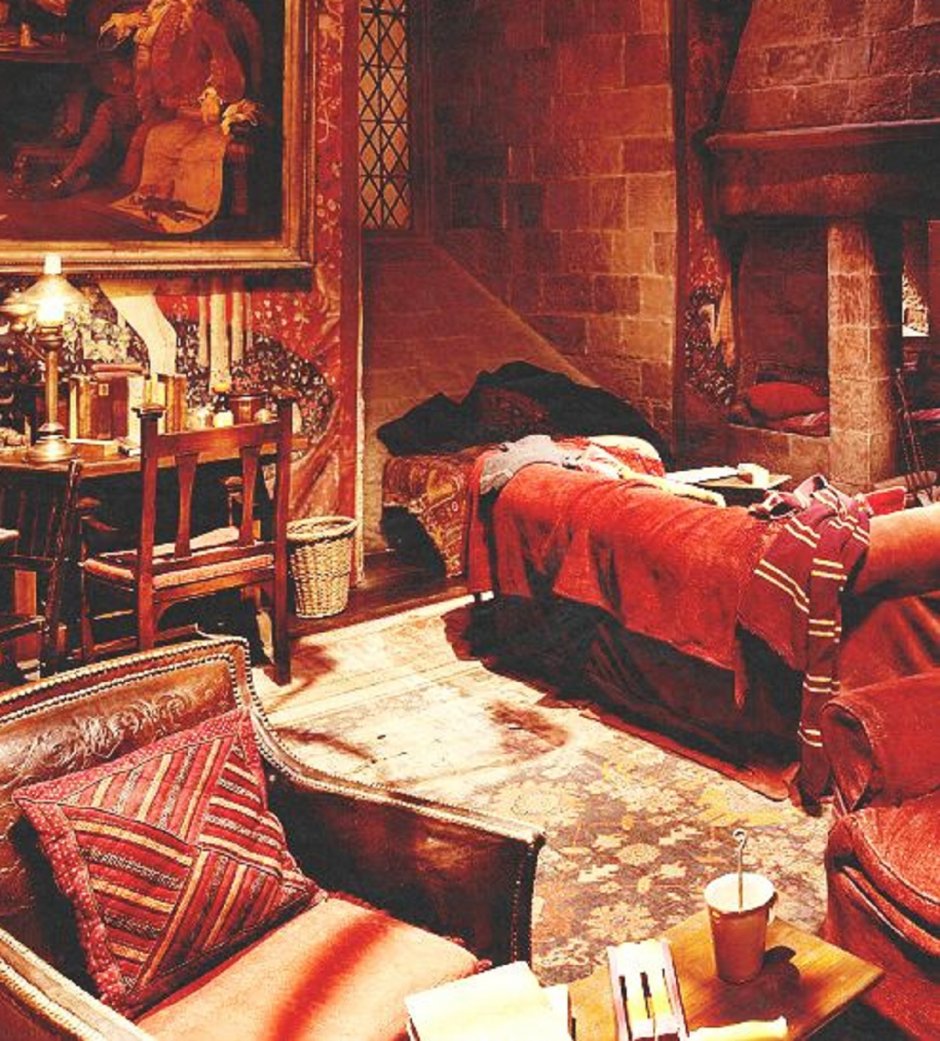 Гарри Поттер в спальне Гриффиндора