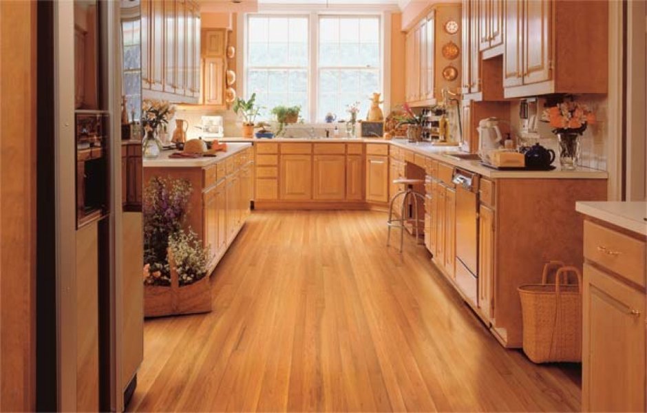 Деревянная кухня на деревянном полу