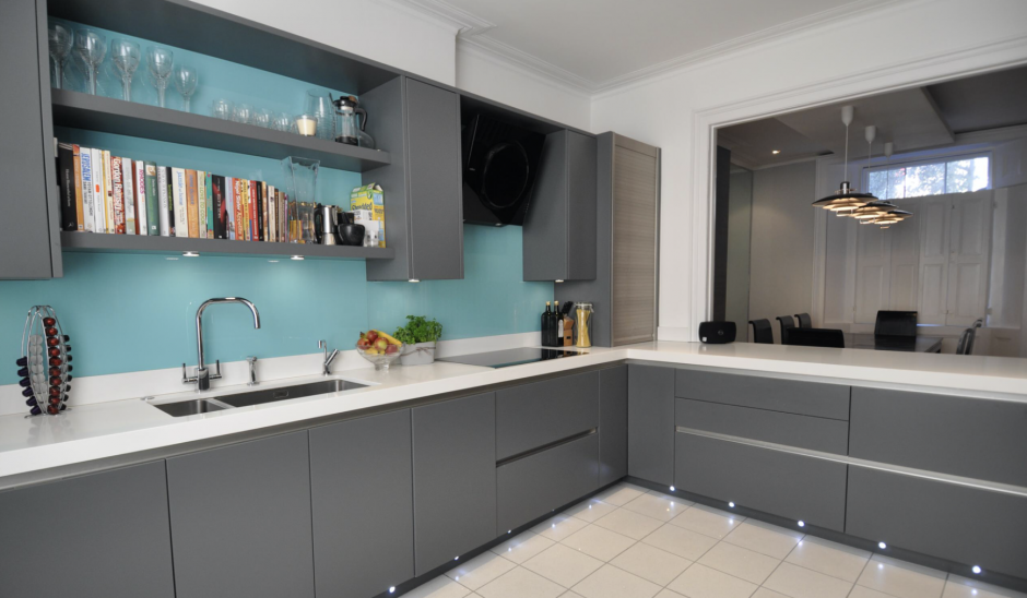 Красный кухонный гарнитур в интерьере