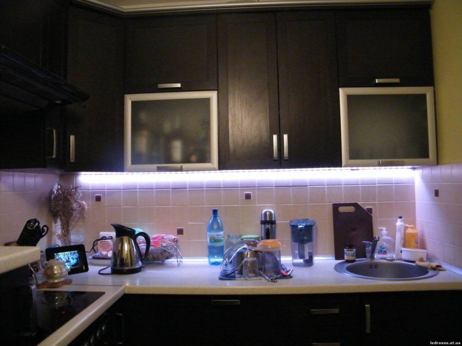 Светодиодная подсветка на стене кухня