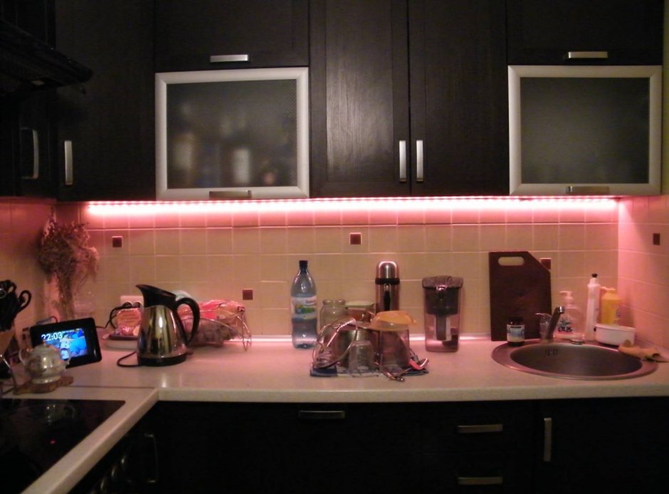 Светодиодная лента в интерьере кухни