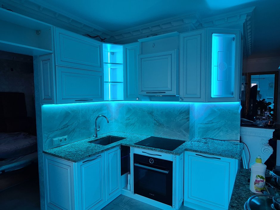 Голубая подсветка на кухне