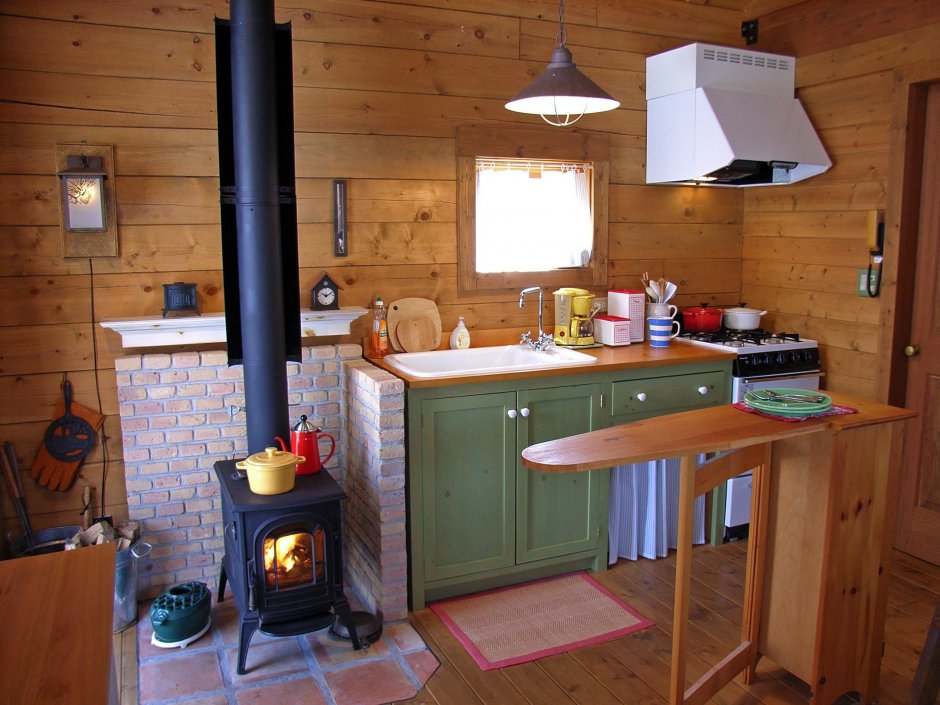Мини кухня в деревянном доме