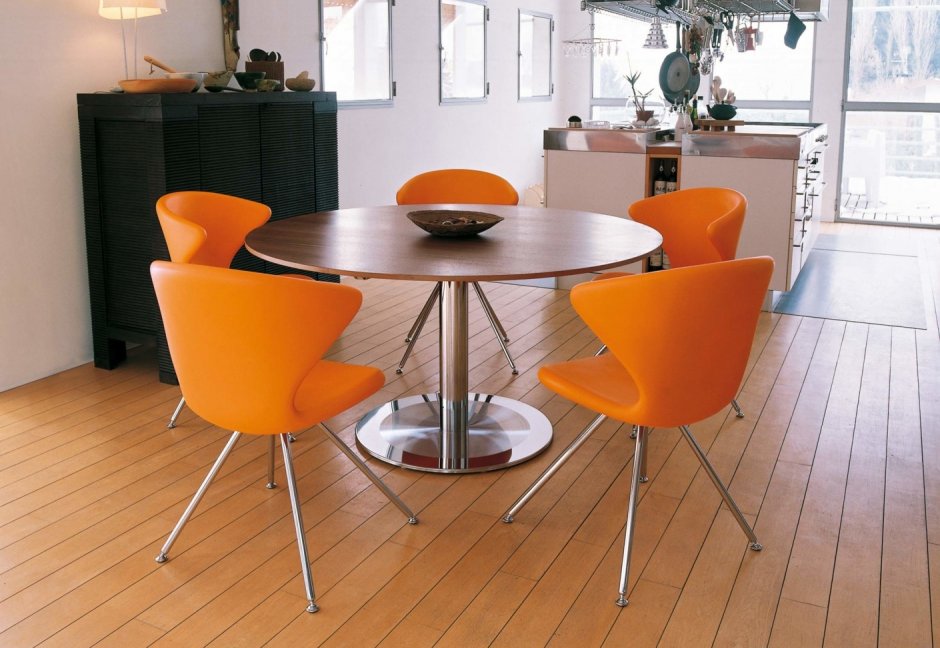 Стол с оранжевыми стульями