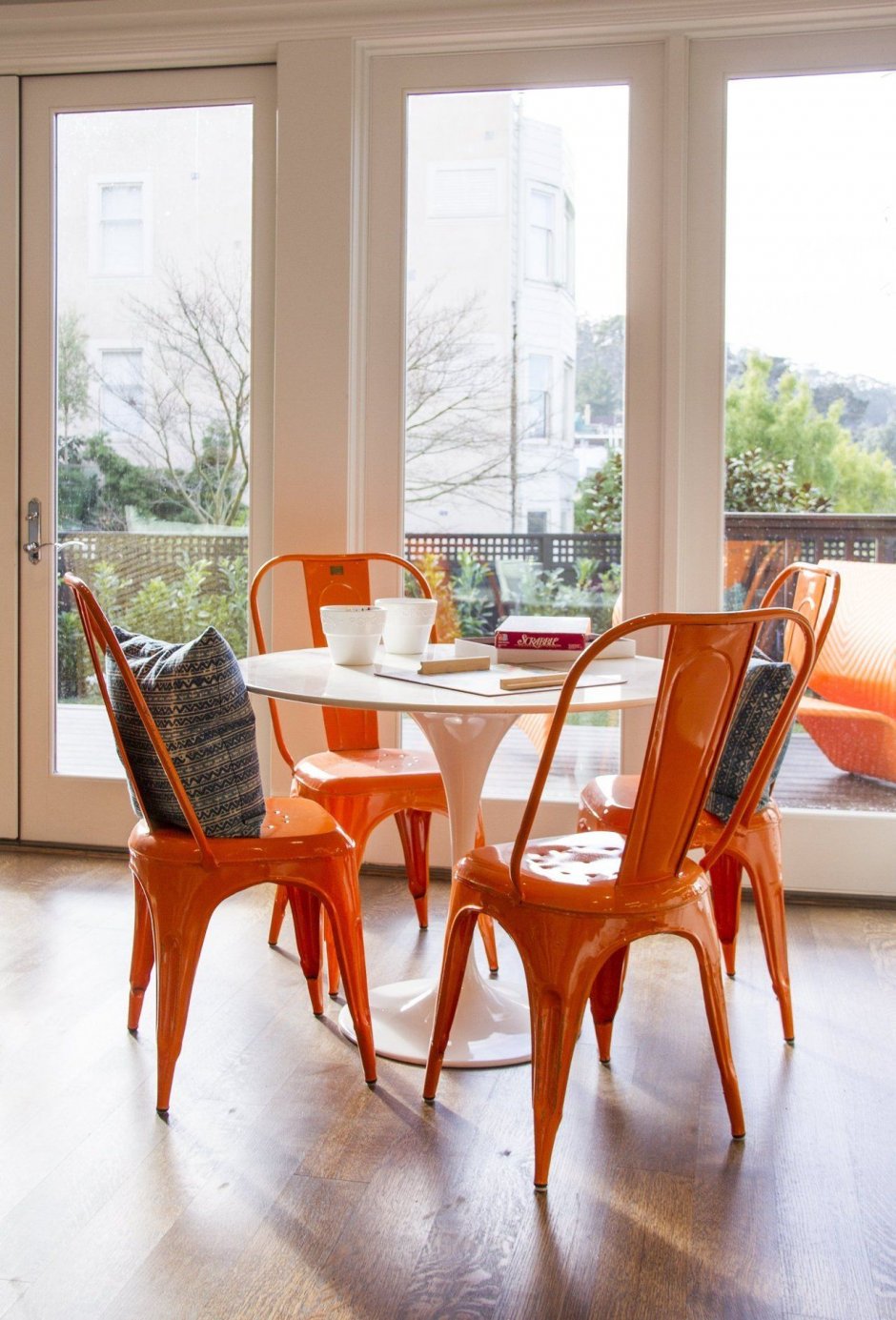 Дизайн белый стол и оранжевые стулья