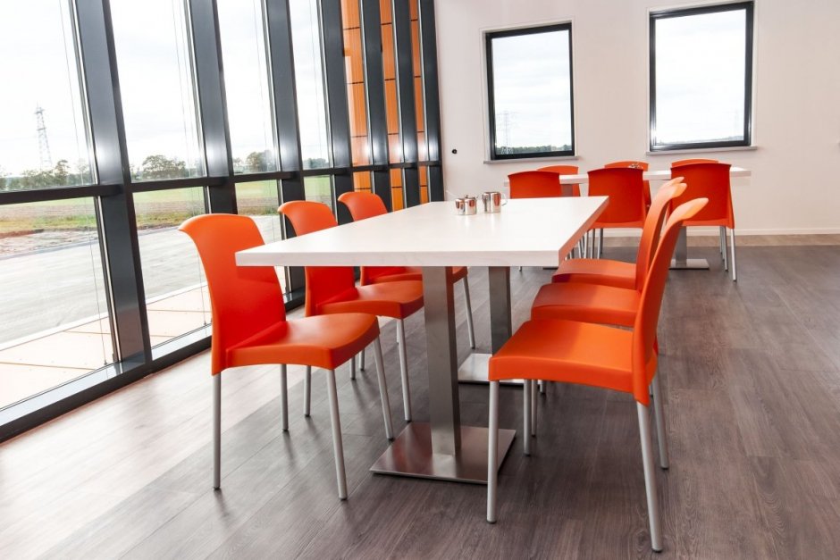 Оранжевые стулья в интерьере кухни
