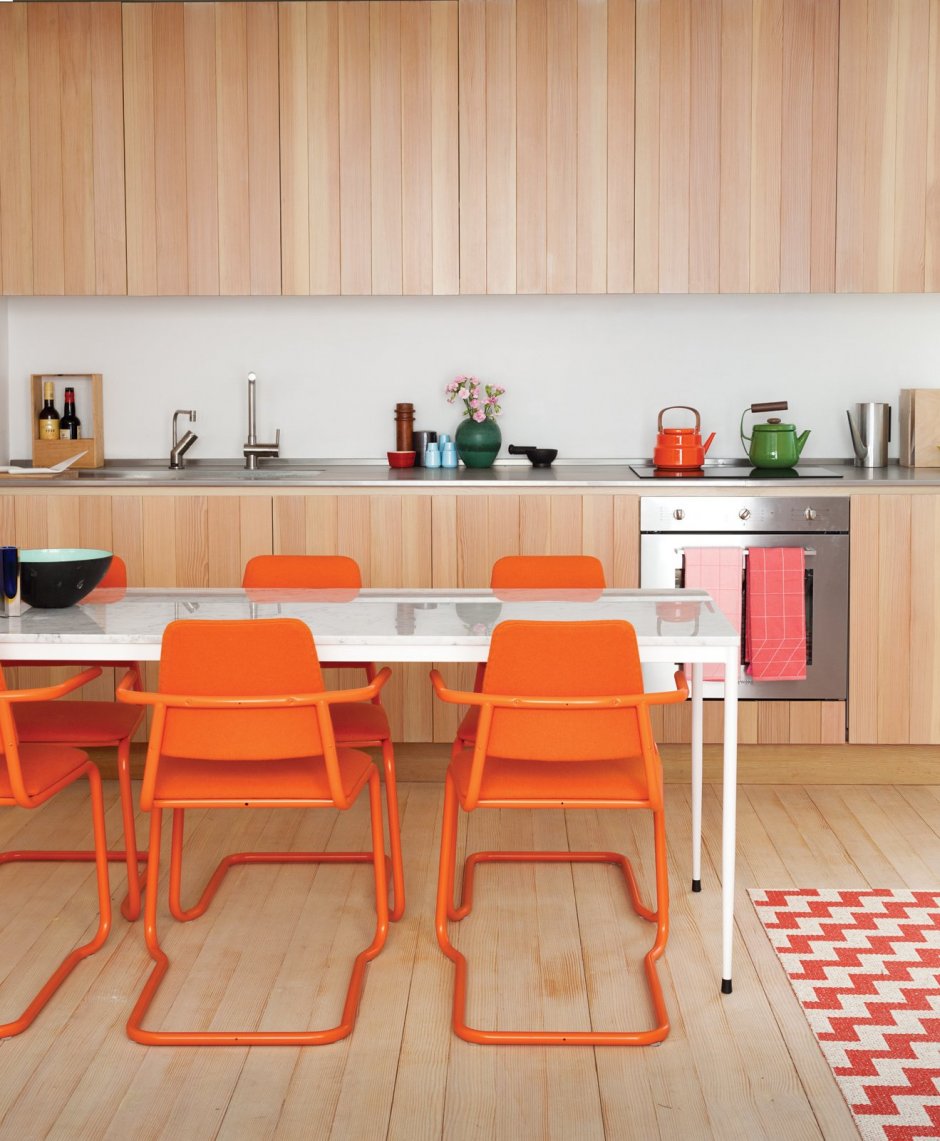 Оранжевый стол в интерьере кухни
